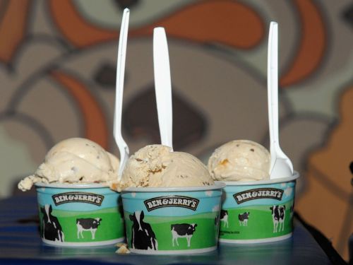 sample-ice-cream-at-the-ben-and-jerrys-factory-in-vermont