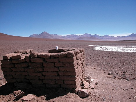 ����ά�ǵ�Salir de Uyuni���ں���Լ12000Ӣ�ߵİ���˹ɽ���У��ò��������������κ��ԡ�
