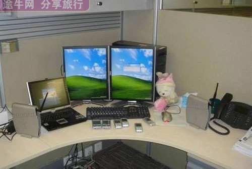 俨然一个家庭的书房