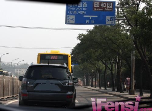 王宝强开车闯红灯