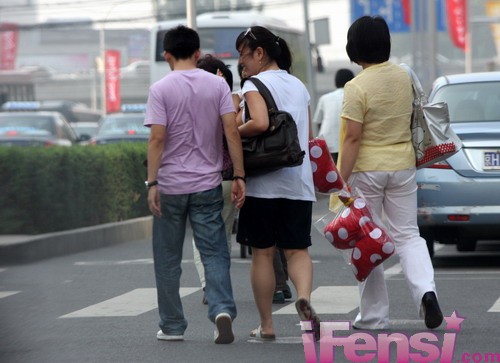王宝强过马路
