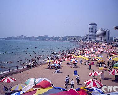 海滨沙滩密集的人群