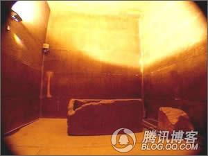 把生锈的首饰置于塔内,过一段时间后,首饰锈斑全无,变得十分光亮。