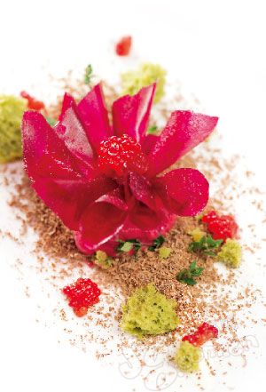 点击图片可在新窗口打开 由树莓冰淇淋、黑巧克力、抹茶蛋糕制成的“爱情的味道”非常可口