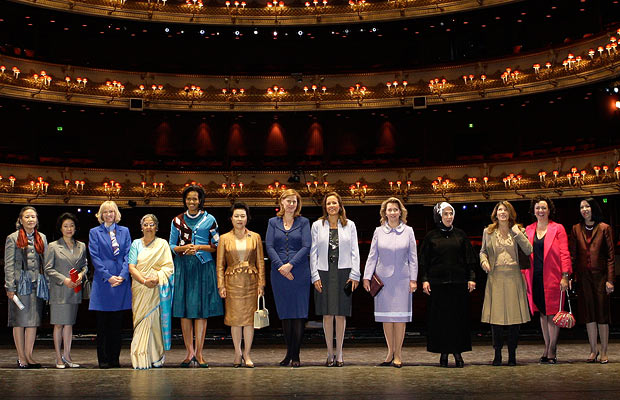 奥巴马夫人惊艳时装秀/图 The spouses of world leaders attending the G20 summit pose for a group photo on the stage of the Royal Opera House