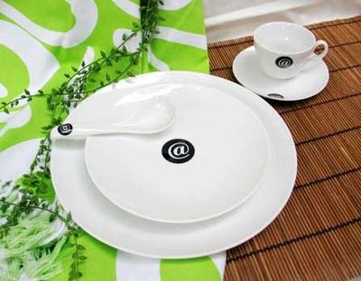 白色陶瓷餐具