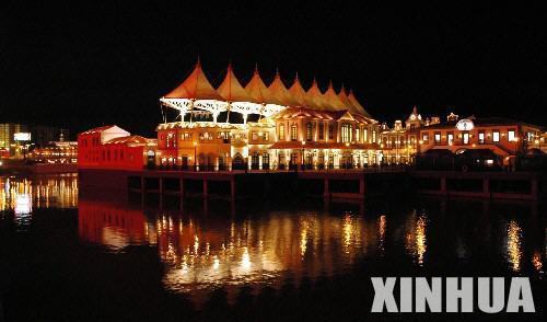 精品消费网 入夜后,澳门首个大型主题公园渔人码头灯火通明(3月27日摄)。