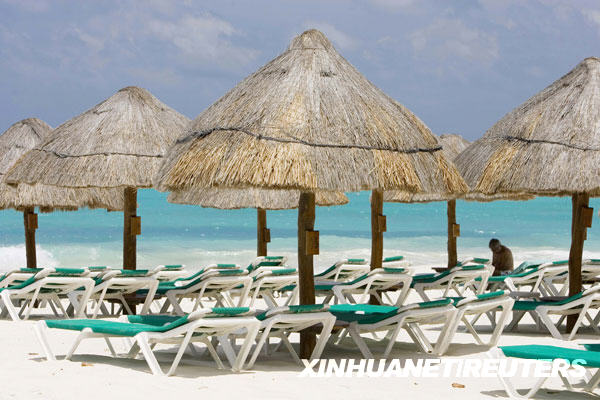精品消费网 5月2日,墨西哥旅游部说,甲型H1N1流感疫情令墨旅游业遭受重创。预计1日到10日期间,墨主要旅游胜地的宾馆客房入住率将降至50%左右。这是5月1日在墨西哥的度假胜地坎昆拍摄的酒店外空荡的海滩。