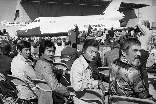 1976��9��17�գ���ҵ���ڼ�����鵹�չ�������������״����ࡣ��Ƭǰ�����ǵ��������硶�Ǽ��Ժ���(Star Trek)�е�&ldquo;�Ա&rdquo;���ھ��У����ǵ��ǽ�����Ϊ��ҵ�š�ͼ��������������Ī����Leonard Nimoy������˹���˲�ʿ�����񾮣�George Takei��������³��������������DeForest Kelley������������ʿ���Ͷź���James Doohan������˹�Ƶ٣���