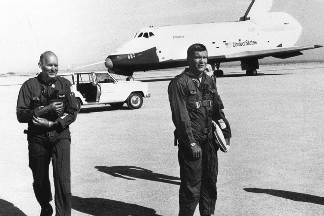 �Ա���&middot;���ն٣�ͼ��Gordon Fullerto���͸��׵�&middot;��˹(Fred Haise)�ڰ��»��ȿվ����أ����Ǹո��������ҵ�ŵ����ɷ��в��ԡ�