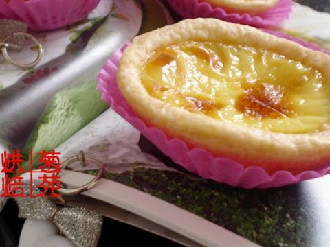 



 ���ϣ�

���� ̢Ƥ���֣��ͷ�120g,�߷�10g,����10g,ˮ50g,Ƭ״������80g(�õ��ǡ��ı��ˡ��Ļ���)

���� ̢ˮ���֣�����һ����ţ��80g����15g

������

����1.��ۣ����ͣ�ˮ�������ͳ����š���⻬������Ĥ���������ɳڰ�Сʱ



 2.Ƭ״�������ڱ��ʴ������ģ�������ˣ�ߦ��



3.�����̵���ۣ�������ߦ��Ƥ�ӡ��������εģ���Լ0.3cm�񡣽������շ������м䡣



 4.���ã����˿�������������Ĥ����������ذ�Сʱ��

5.�ó���������ߦ��0.3cm���ҵ�Ƥ�ӣ�������ߦ����Ȼ���۵�������������������

6.�ٽ�������ذ�Сʱ



 �������ɵı��ӣ��˿�Ҫ�ǵó��Լ���



 7.�ظ�5~6���Ρ�̢Ƥ�Ļ��������������ˡ�

8.�����Ǿ��������г�1cm���Һ�ļ��ӡ�����ģ����ѹ���Σ����á�

tips:̢Ƥ�������У�����Ҫ���ǵ����ӣ�����󣬿���Ҫת���Լ�������ʱҪ�ᣬ��Ҫ��������ߦ������

������̢ˮ���֡�

�������̢�Ǽ��װ�ģ��Ǻǣ�����̢ˮ���ֲ��ϱȽϼ򵥣��ɱ�Ҳ���ߵ�˵~һ�����ƿ�����������̢��

����  ̢ˮ��

���� ţ�̸�ˮ���ȣ�������ǽ��ȣ����������á�

����  �決ǰԤ�ȿ���Ľ׶ν�̢ˮ���ȵ�Ҩ��̢ģ�У��˷����͹��ˡ�Ȼ��220�ȣ��決20����~30��������



 �ڿ����������ĵصȰ��Ȱ�����



 ����� ���~



 ��¯�ˡ���




